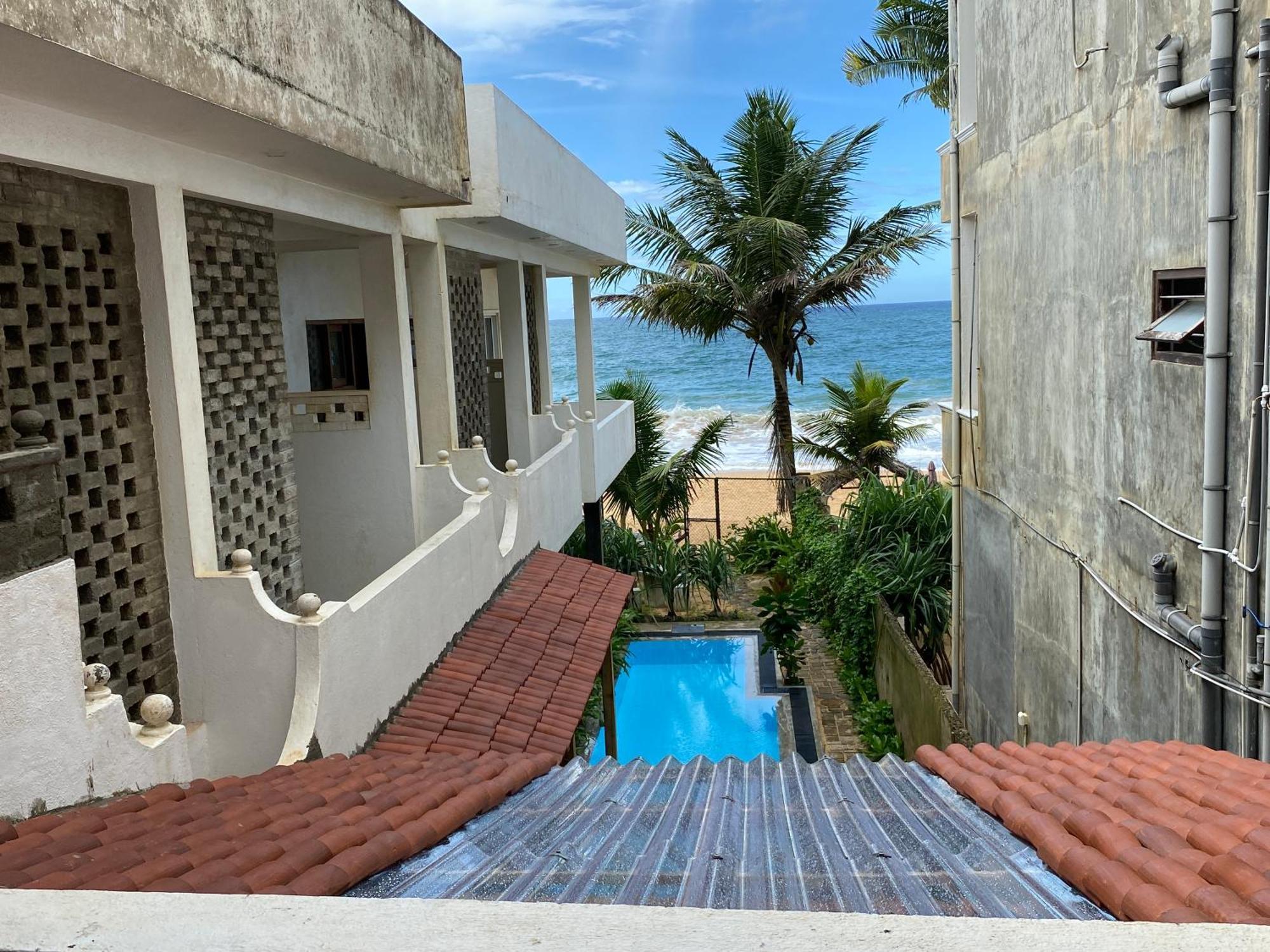 Mirage Beach House At Morava Court Хиккадува Экстерьер фото